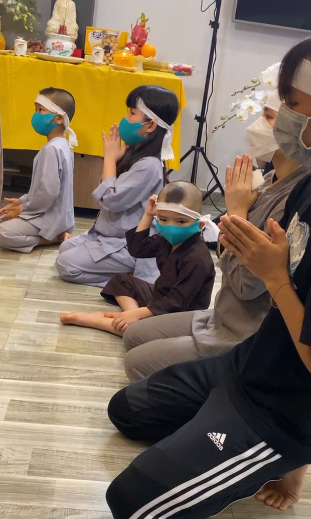 Hồ Văn Cường lộ diện buồn bã trong tang lễ mẹ nuôi Phi Nhung