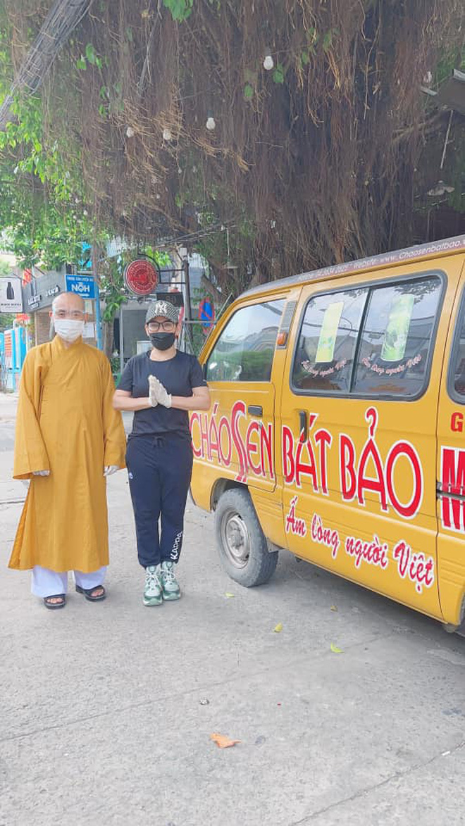 Trong lúc tham gia các công tác thiện nguyện, giúp đỡ bà con tại vùng dịch TP.HCM, Phi Nhung tiếp xúc với F0. Sau đó, nữ ca sĩ được chẩn đoán mắc Covid-19 và nhập viện Gia An 115