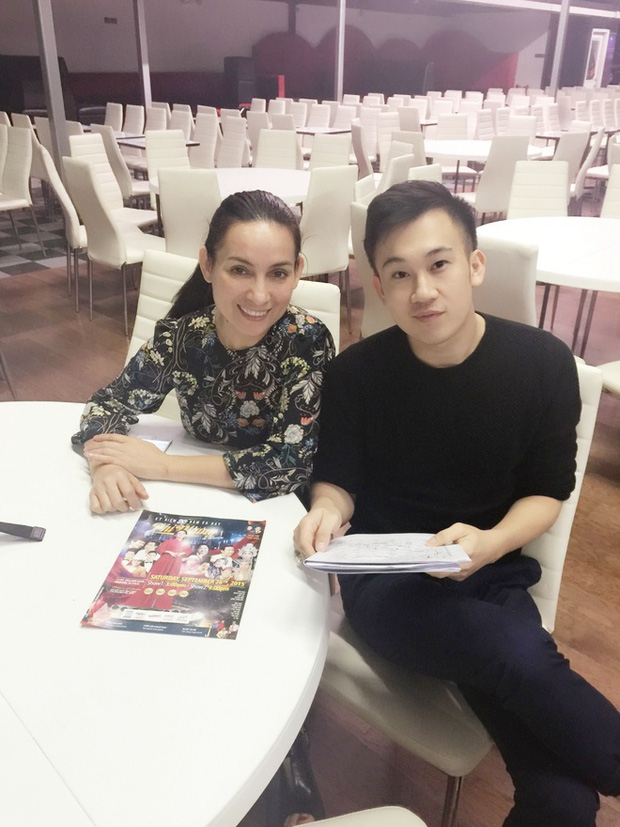 Dương Triệu Vũ và Phi Nhung từng nhiều lần gặp gỡ trong các chuyến lưu diễn. Nữ ca sĩ có mối quan hệ rất thân thiết với bố mẹ của anh và NS Hoài Linh