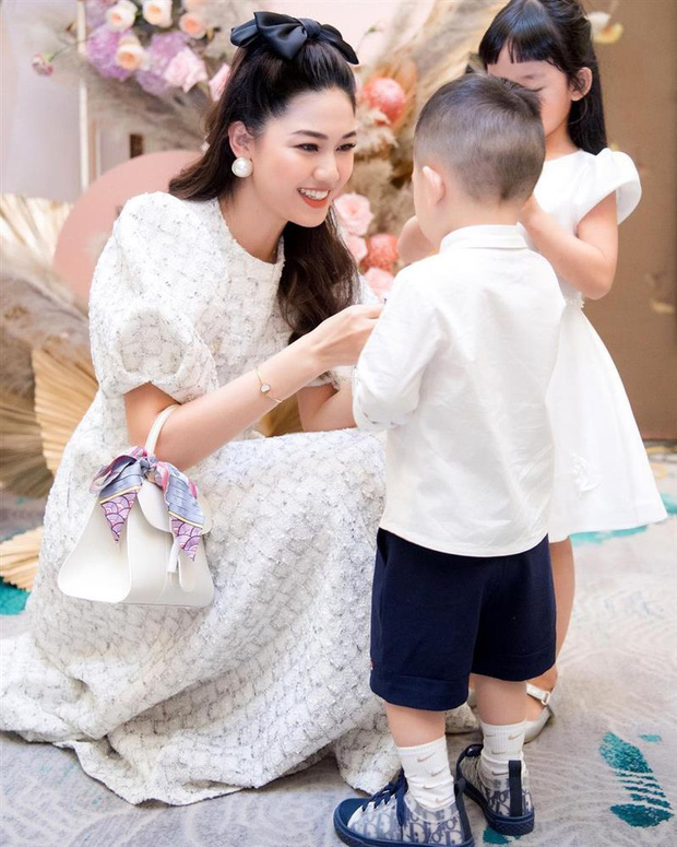 Á hậu Thanh Tú đã có con trai đầu lòng hơn 2 tuổi, mẹ bỉm rất hạn chế khoe cận dung mạo con trước công chúng