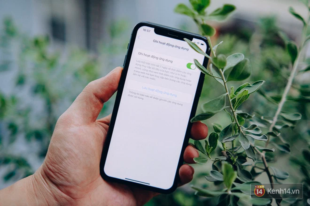 Bước 4. Tiếp đến, bạn hãy kích hoạt tính năng này để iPhone ghi lại hoạt động của các ứng dụng. Cứ 7 ngày, một bảng báo cáo về hoạt động của các ứng dụng sẽ hiện ra, giống như tính năng báo cáo hoạt động của điện thoại vậy.