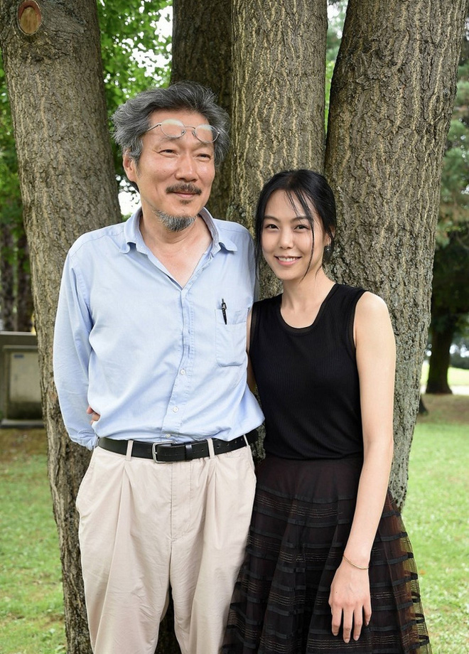 Nhiều ý kiến cho rằng Hong Sang Soo thay đổi ngoại hình để xứng đáng với người tình trẻ hơn 22 tuổi