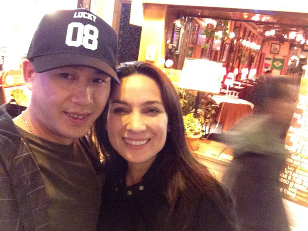 Mẹ mất sớm nên Phi Nhung là người nuôi nấng và dạy bảo các em nên người. Cố nghệ sĩ từng chia sẻ đã hy sinh hết thanh xuân cho gia đình, đến khi các em ổn định mới yên tâm đi làm thiện nguyện