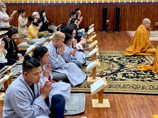 Những ngày qua, Wendy Phạm đều có mặt ở Chùa để cầu siêu cho vong linh mẹ ra đi thanh thản. NS Việt Hương đang giúp gia đình chuẩn bị thủ tục đưa thi hài cố ca sĩ Phi Nhung về Mỹ