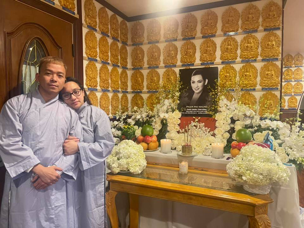 Wendy Phạm lộ diện buồn bã, tựa vào vai người thân trước bàn thờ của mẹ tại 1 ngôi chùa ở Mỹ