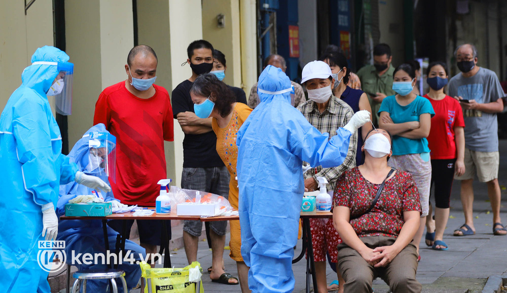 Người dân lần lượt đợi lấy mẫu xét nghiệm, giữ khoảng cách đảm bảo an toàn phòng, chống dịch