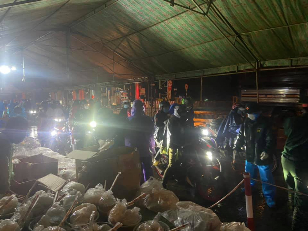 Người dân tại Đắk Nông tặng hàng nghìn phần quà cho bà con hồi hương