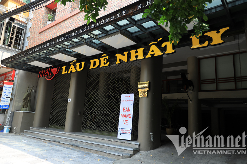 Một số cửa hàng hoạt động trở lại, mở bán đem về nhưng khách thưa vắng