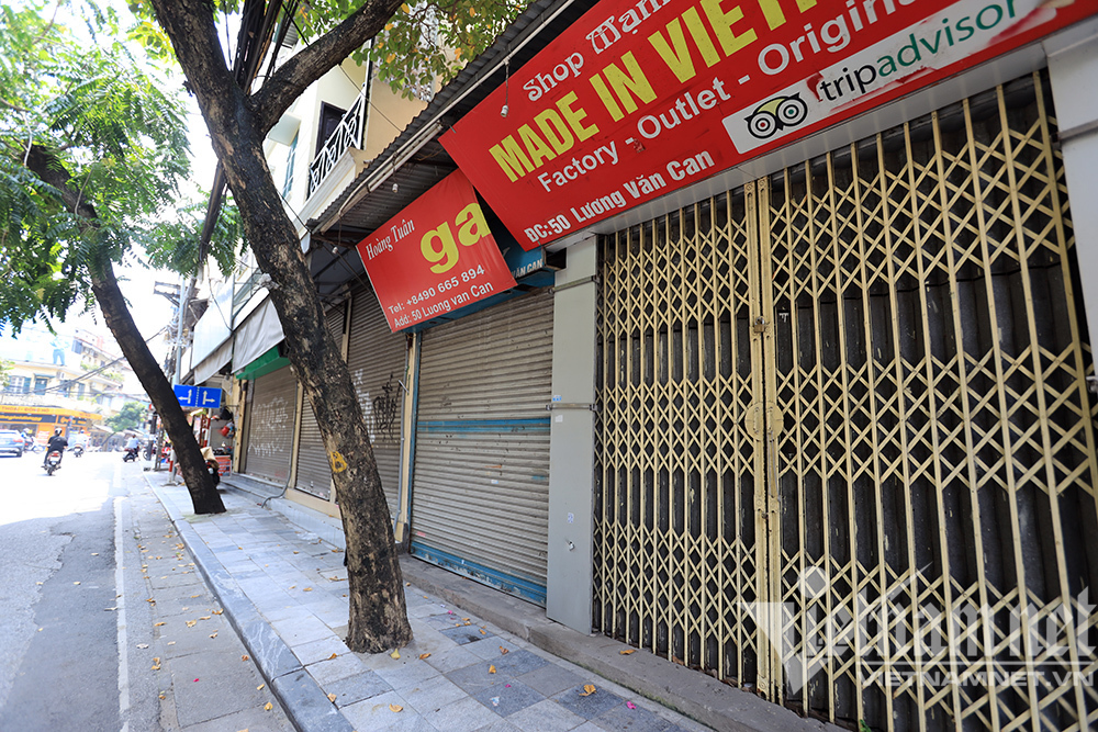 Tại nhiều khu phố lớn như phố Huế, Hàng Bông, Hàng Ngang, Hàng Đào, Lương Văn Can, Bà Triệu, Xã Đàn, Chùa Bộc,... vốn được gọi là 