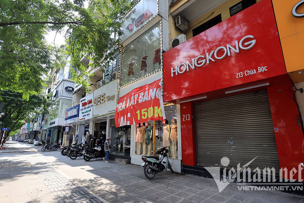 Tại con phố này, từ khi dịch Covid-19 xuất hiện, việc kinh doanh trở nên khó khăn. Nhiều chủ cửa hàng đã trả lại mặt bằng. Không ít căn nhà bỏ trống nhiều tháng, không có khách thuê. Một số chủ nhà đã giảm giá đến 50% so với trước dịch, nhưng cũng khó tìm khách.