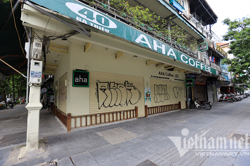 Dù được phép kinh doanh trở lại (bán mang về) nhưng thương hiệu cà phê này vẫn đóng cửa