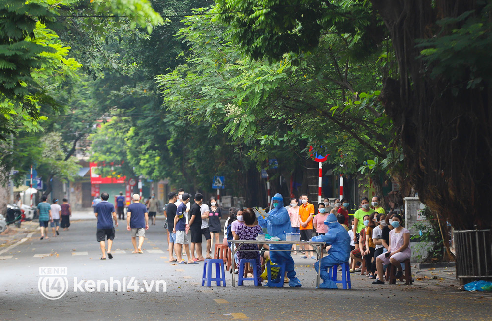 Cơ quan chức năng dựng 2 lều dã chiến, lấy mẫu xét nghiệm người dân sinh sống trên phố Phủ Doãn