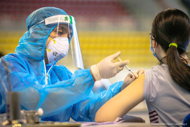 Tiêm vắc-xin phòng Covid-19 tại TP.HCM (Ảnh: HOÀNG TRIỀU)