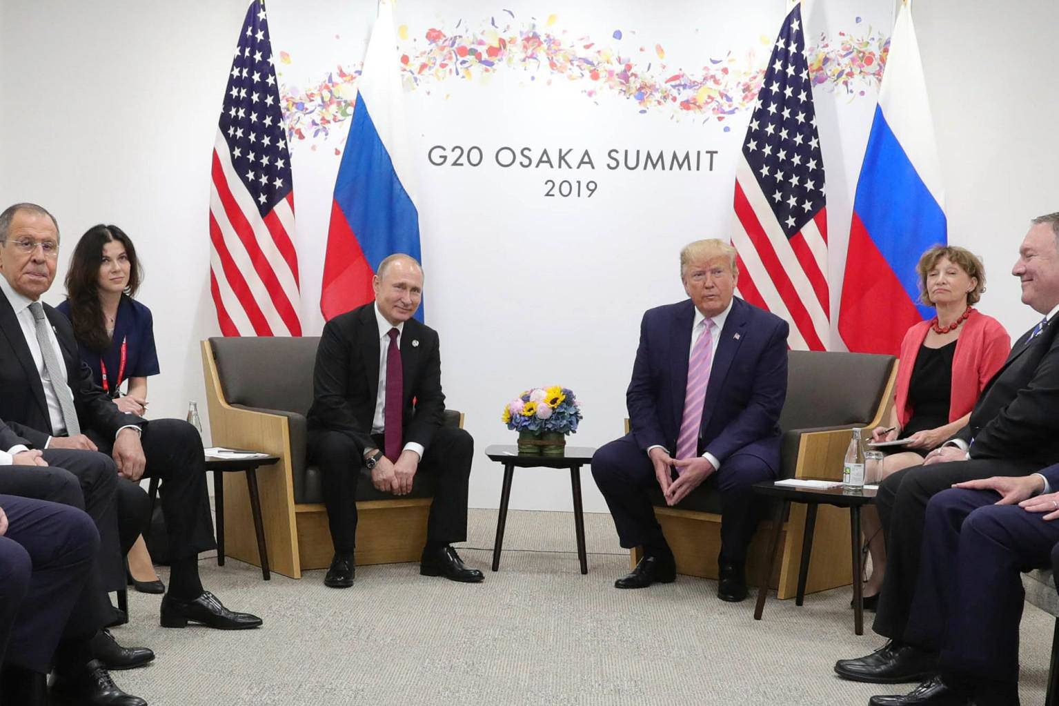 Nữ phiên dịch xinh đẹp của Tổng thống Putin bị nghi gây amp;#34;xao nhãngamp;#34; với cựu Tổng thống Trump - 1