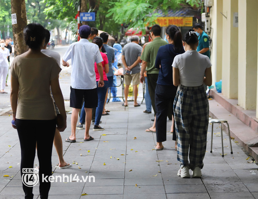 Người dân khu vực xung quanh bệnh viện trên phố Quán Sứ xếp hàng chờ lấy mẫu xét nghiệm