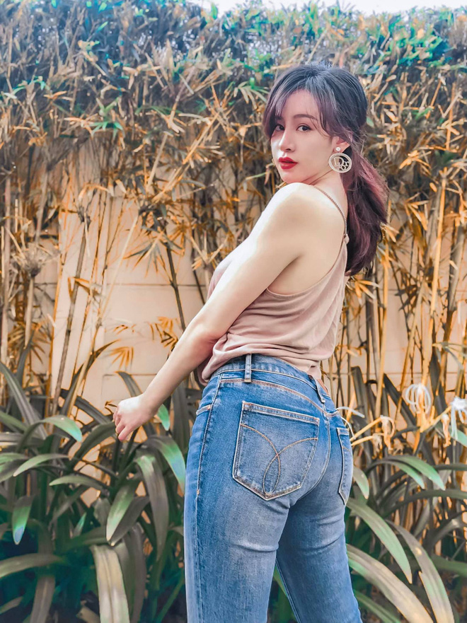 Đôi lần khoe vòng 3 trước đây của chị đẹp