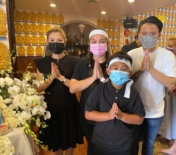 Nữ ca sĩ chia buồn cùng gia đình cố ca sĩ Phi Nhung, nét buồn thể hiện rõ trên đôi mắt con gái cố ca sĩ