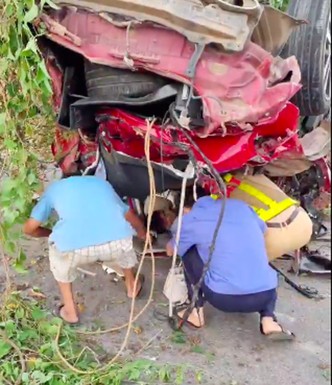 Chiếc xe bị hư hỏng nặng, một nam thanh niên bị mắc kẹt bên trong sau cú va chạm
