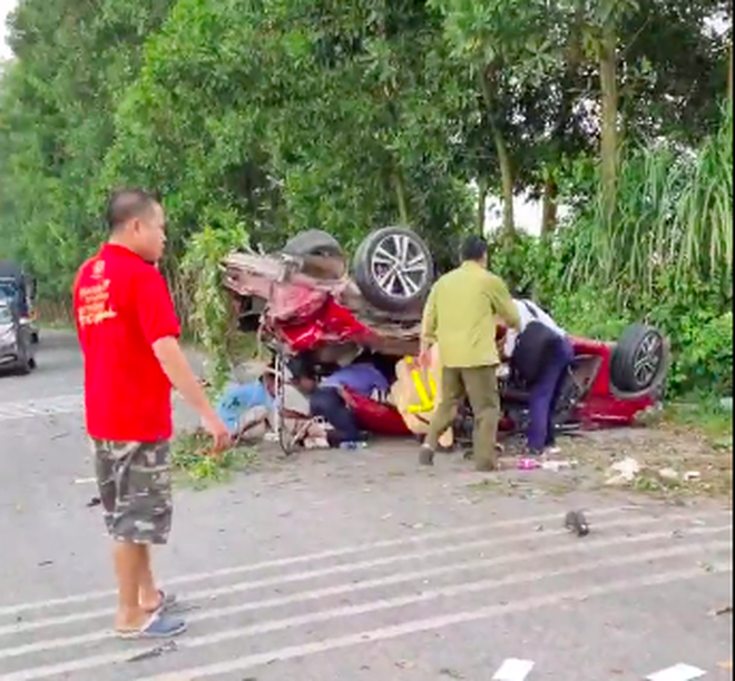 Nhiều người dân tập trung lại kiểm tra tình hình tìm cách đưa nạn nhân ra ngoài