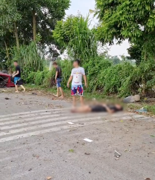 Tại hiện trường, trong khi một nam một nữ bị thương nằm bất tỉnh ngay bên ngoài thì còn một nam thanh niên khác bị mắc kẹt bên trong chiếc xe gặp nạn