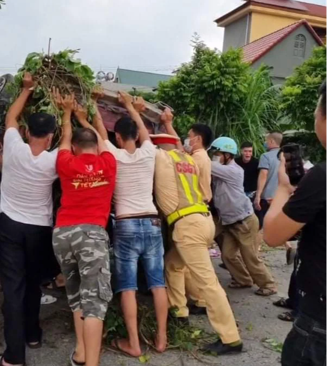 Lực lượng chức năng đến hiện trường