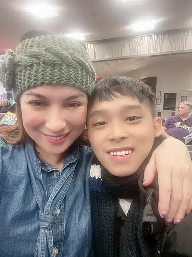 Hồ Văn Cường là người con gắn bó nhất với ca sĩ Phi Nhung, cả hai đồng hành trong hầu hết các chuyến lưu diễn và cả đời thường. Là người sống nội tâm, ít thể hiện cảm xúc nhưng khi bên cạnh ca sĩ Phi Nhung, Hồ Văn Cường đều dành những cử chỉ ngọt ngào nhất cho mẹ nuôi