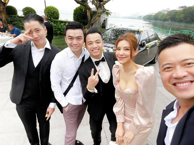 Hà Duy (người thứ 2 từ bên trái sang) hiếm hoi lộ diện trên MXH qua hình ảnh nam diễn viên đi ăn cưới cùng hội bạn có Karik, Lưu Đê Ly...