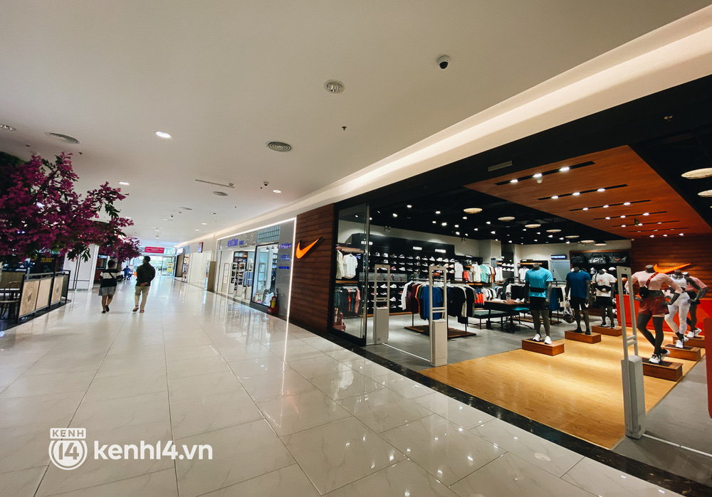 Cửa hàng Nike tại Gigamall còn vắng khách khi mở bán lại