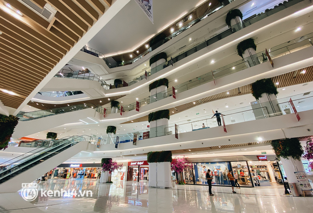 Các tầng thương mại đều đã sáng đèn, sẵn sàng đón khách đến vui chơi, tham quan và mua sắm nhiều hơn