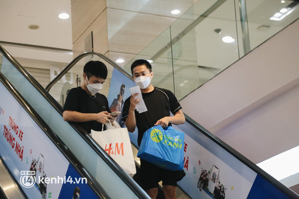 Sau khi mua sắm xong, một số khách còn đi tham quan TTTM