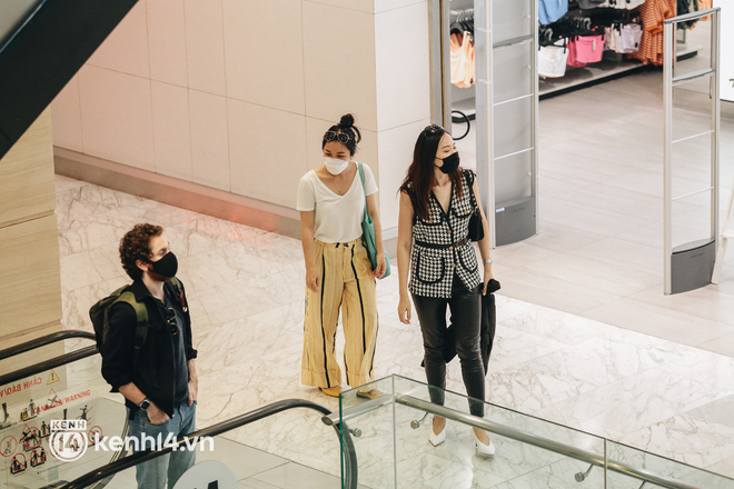 Các bạn trẻ đi tham quan, dạo chơi tại Vincom sau khi TTTM này vừa hoạt động 