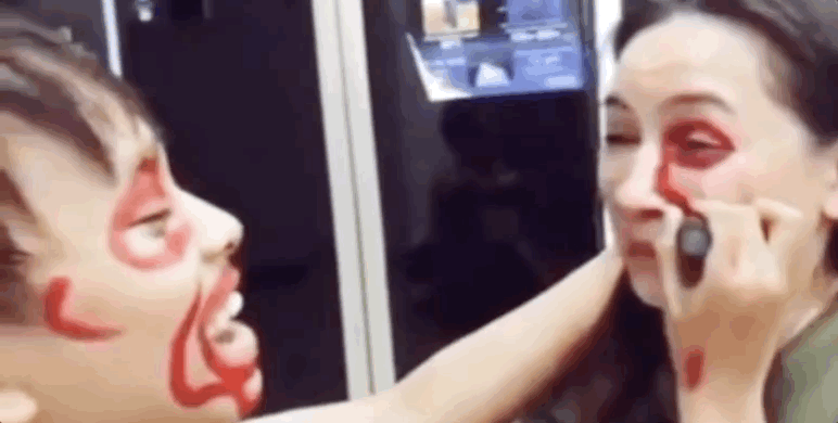 Từng có 1 ca sĩ Phi Nhung không ngại làm xấu để được chơi đùa và gần gũi với các con không cùng huyết thống nhưng được nữ ca sĩ xem như ruột thịt