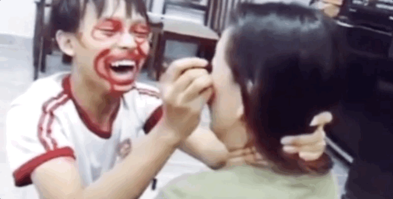 Đại dịch Covid-19 thật sự quá khủng khiếp, nó đã cướp đi 1 người mẹ tâm lý của 23 đứa con và 1 ca sĩ hết lòng vì nghệ thuật. Nụ cười tươi của Hồ Văn Cường dành cho mẹ nuôi nay chỉ còn là hồi ức trong lòng những người ở lại