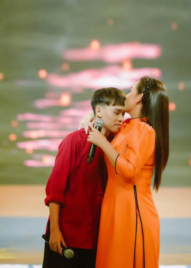 Rồi từ nay, sau mỗi lần hát xong, Hồ Văn Cường chẳng thể nhận được nụ hôn chất chứa đầy tình cảm của mẹ nuôi