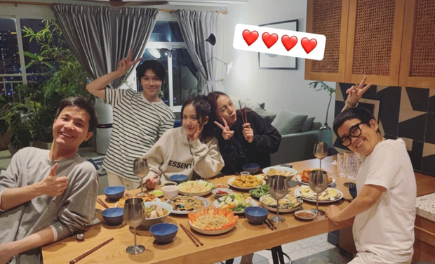 Đầu năm nay, nhạc sĩ Phương Uyên vẫn xuất hiện trong bữa tiệc sinh nhật tuổi 29 của Thiều Bảo Trang