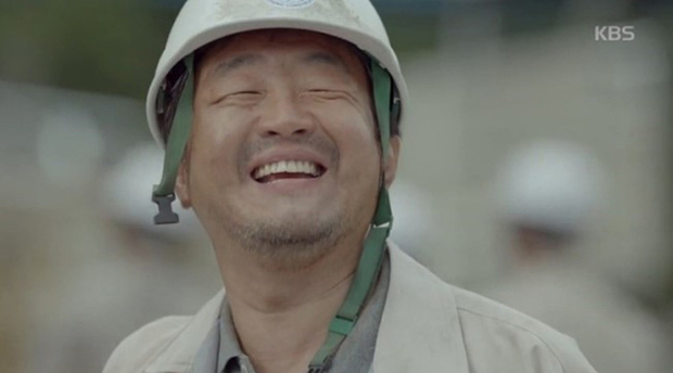 Trong Hậu Duệ Mặt Trời, ông đóng vai đội trưởng Ko...