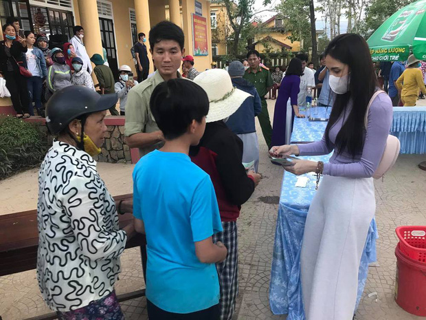 Phó trưởng Ban Dân vận Tỉnh ủy Quảng Ngãi khẳng định việc tặng tiền hỗ trợ bà con của vợ chồng Thuỷ Tiên được làm cẩn thận, có tổ chức chặt chẽ với sự giám sát chỉ đạo của chính quyền địa phương