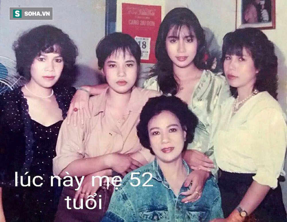 Mẹ của nghệ sĩ Trịnh Kim Chi thời trẻ và khi đã 52 tuổi, bà chụp ảnh cùng các con. Ảnh do NS Trịnh Kim Chi cung cấp.