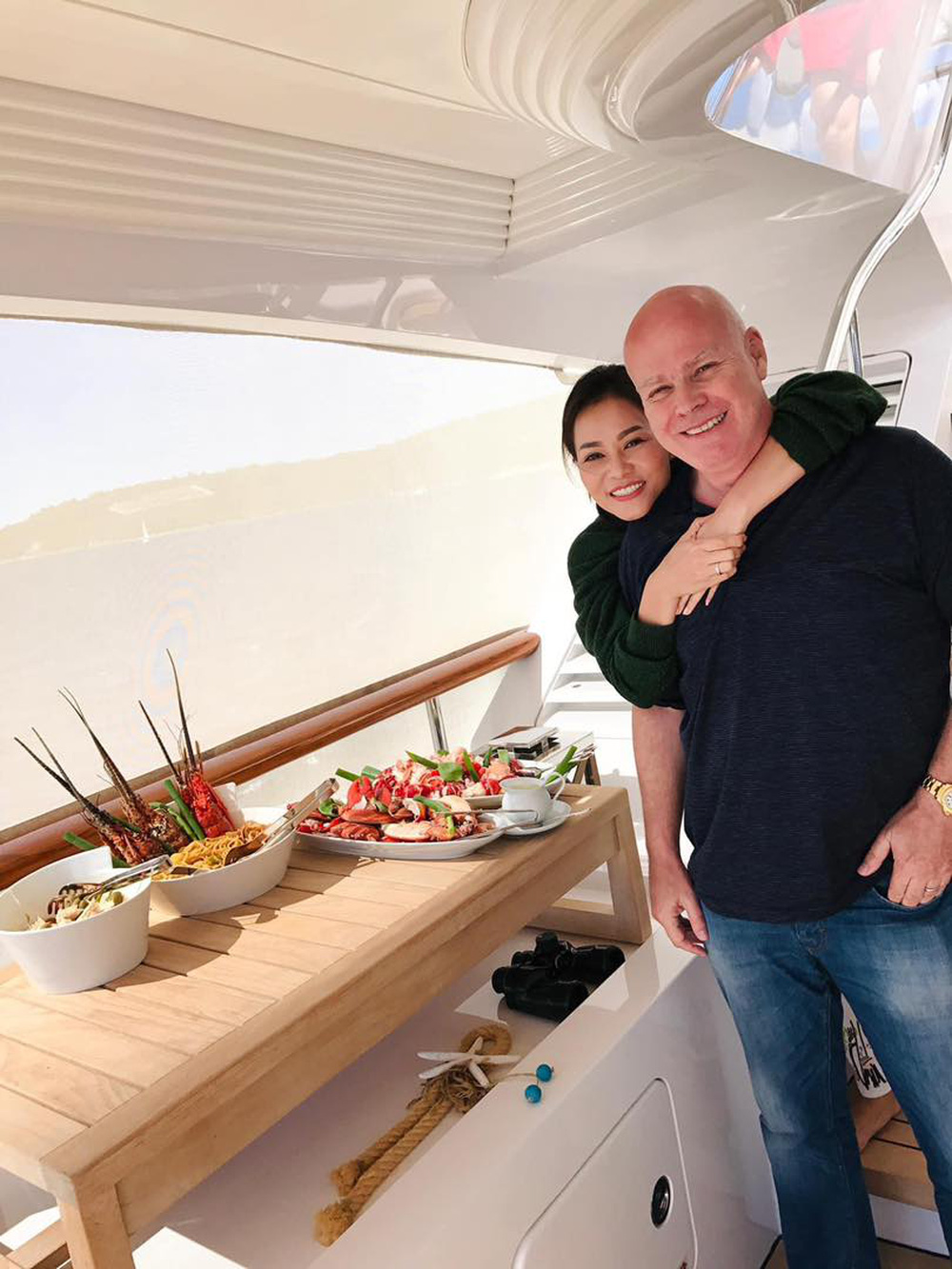 Nữ ca sĩ tình tứ, lãng mạn bên ông xã suốt 10 năm qua.