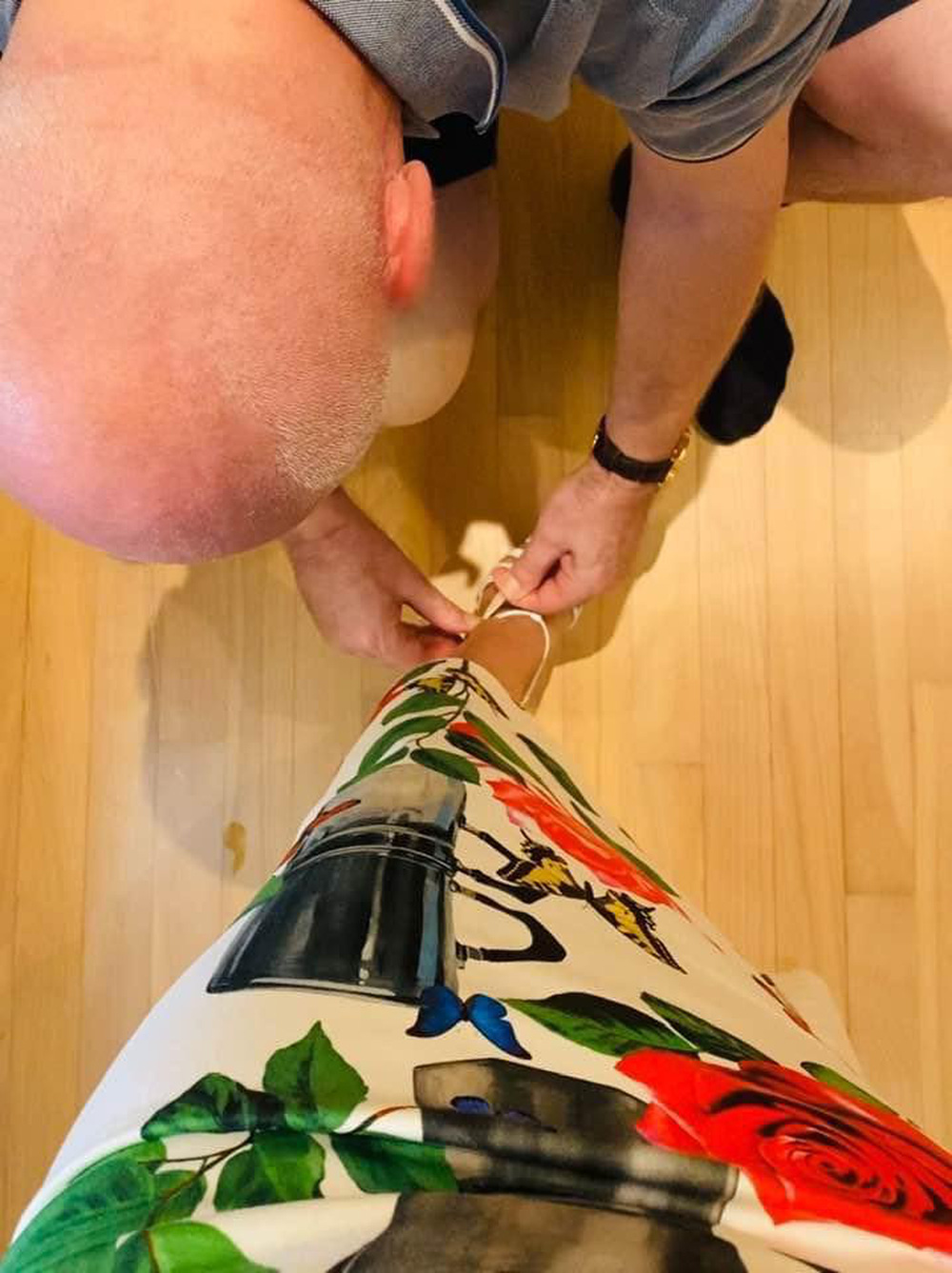 Cho đến nay, ông xã Thu Minh vẫn giữ thói quen buộc dây giày cho vợ.