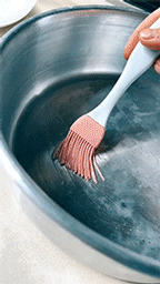 Cô nàng tỉ mỉ thực hiện từng sợi phở thanh mảnh và...