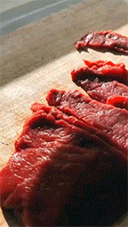 ... thái cắt đầy khéo léo những lát thịt bò kèm hành rau ăn kèm