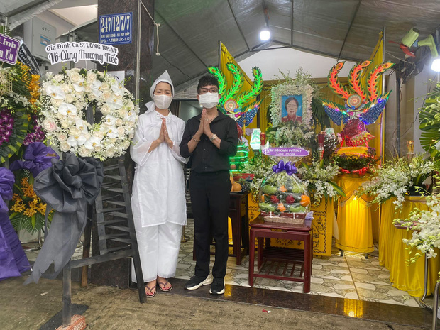 Trịnh Kim Chi để lộ nét tiều tuỵ và buồn bã trong tang lễ của mẹ ruột