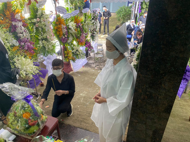 Ca sĩ Long Nhật đến thắp hương, chia buồn cùng gia đình Trịnh Kim Chi