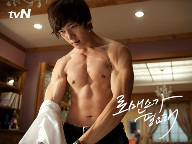 Choi Jin Hyuk sinh năm 1986, là diễn viên quen mặt với khán giả qua loạt phim Người Thừa Kế (The Heirs), Mr. Queen, Pasta, Gu Family Book... Anh sở hữu gương mặt điển trai và thân hình 6 múi cuồn cuộn sexy