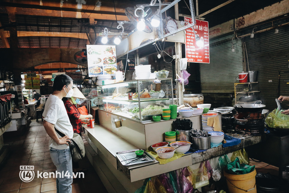 Khu vực ăn uống trong chợ Bến Thành bắt đầu nhộn nhịp khi hàng quán đã sáng đèn