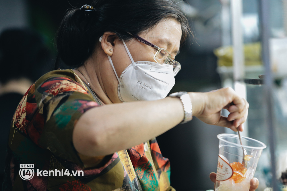 Bà Trinh rất vui khi được mở bán lại tại chợ Bến Thành. Quán chè này của gia đình bà Trinh đã qua 3 thế hệ