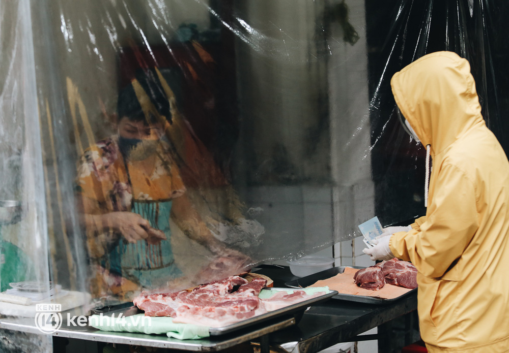 Người dân mua thịt heo tại chợ Bến Thành