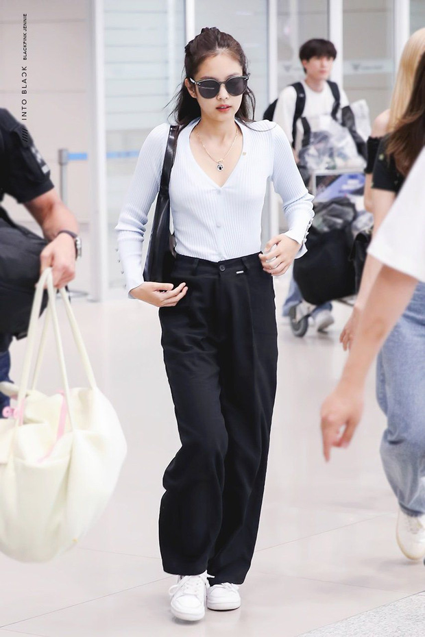 Nhân vật chính lần này thuộc về chiếc áo màu xanh baby, cổ hình tim. Jennie kết hợp cùng túi xách kẹp nách và đeo thêm kính mát đen để tăng thêm độ sành điệu cho outfit