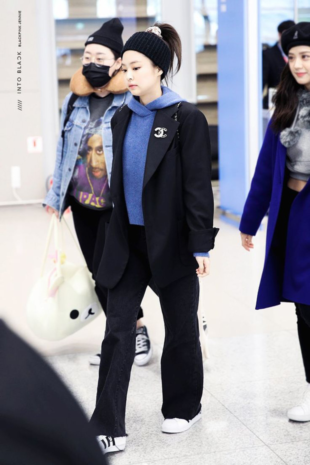 Ngoài quần áo, không thể phủ nhận cách makeup, làm tóc của chúng ta cũng ảnh hưởng rất nhiều đến diện mạo. Chỉ bằng việc đeo headband, cột tóc đuôi ngựa cao vút thôi mà trông Jennie lạ hẳn đi đúng không?